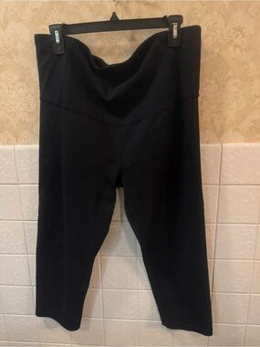 GAP ~ Maternity Black High-Waist Capri Leggings | Large